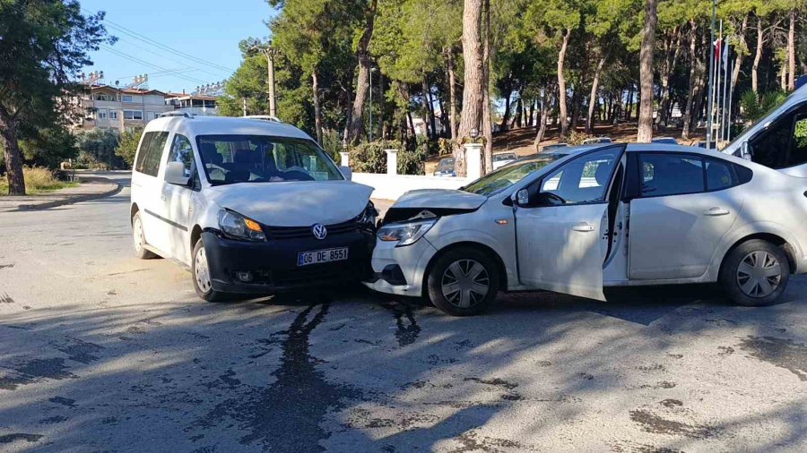 Manavgat’ta Otomobiller Kafa Kafaya Çarpıştı: 1 Yaralı
