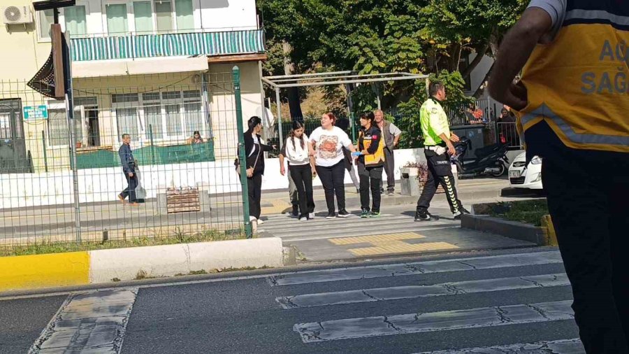 Babasının Kazada Hasar Alan Arabasını Gören Küçük Çocuk Gözyaşlarına Boğuldu