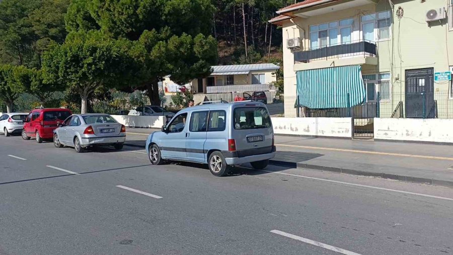 Babasının Kazada Hasar Alan Arabasını Gören Küçük Çocuk Gözyaşlarına Boğuldu
