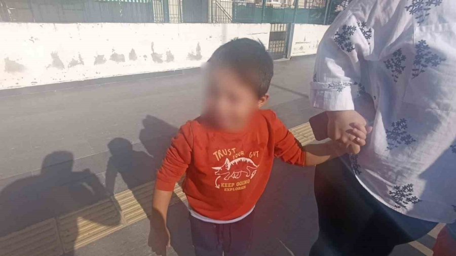 Babasının Kazada Hasar Alan Arabasını Gören Küçük Çocuk Gözyaşlarına Boğuldu