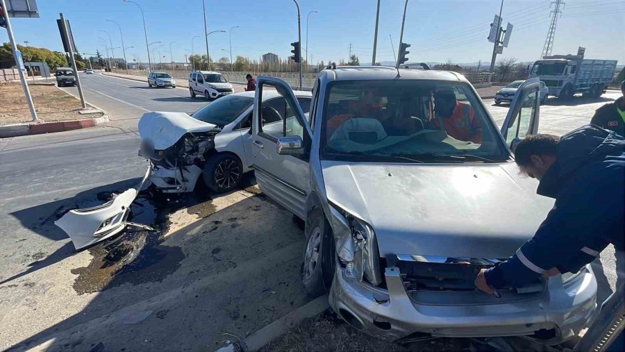 Karaman’da Hafif Ticari Araçla Otomobil Çarpıştı: 3 Yaralı