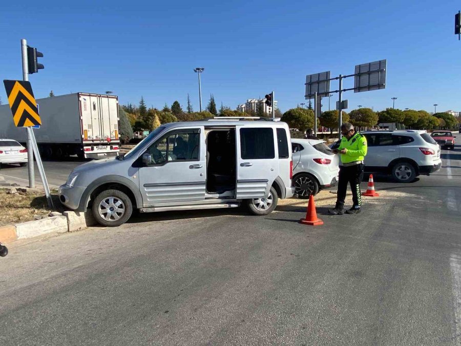 Karaman’da Hafif Ticari Araçla Otomobil Çarpıştı: 3 Yaralı