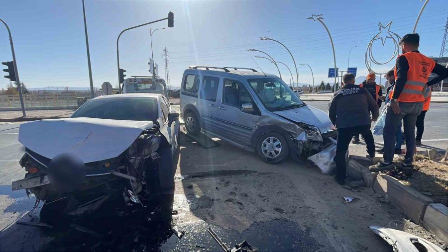 Karaman’da Hafif Ticari Araçla Otomobil Çarpıştı: 3 Yaralı