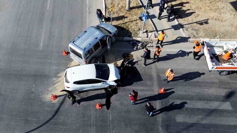 Karaman’da Hafif Ticari Araçla Otomobil Çarpıştı: 3 Yaralı