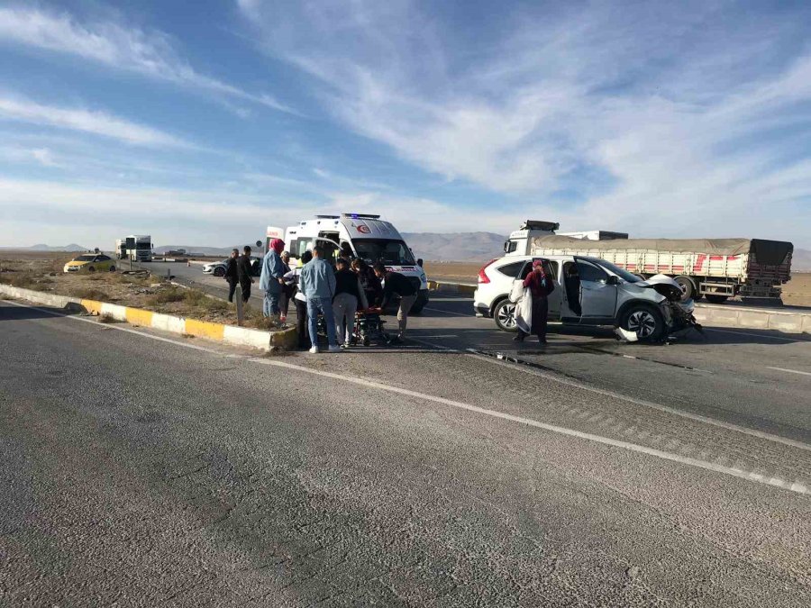 Konya’da Kamyonetle Suv Tipi Araç Çarpıştı: 3’ü Çocuk 7 Yaralı