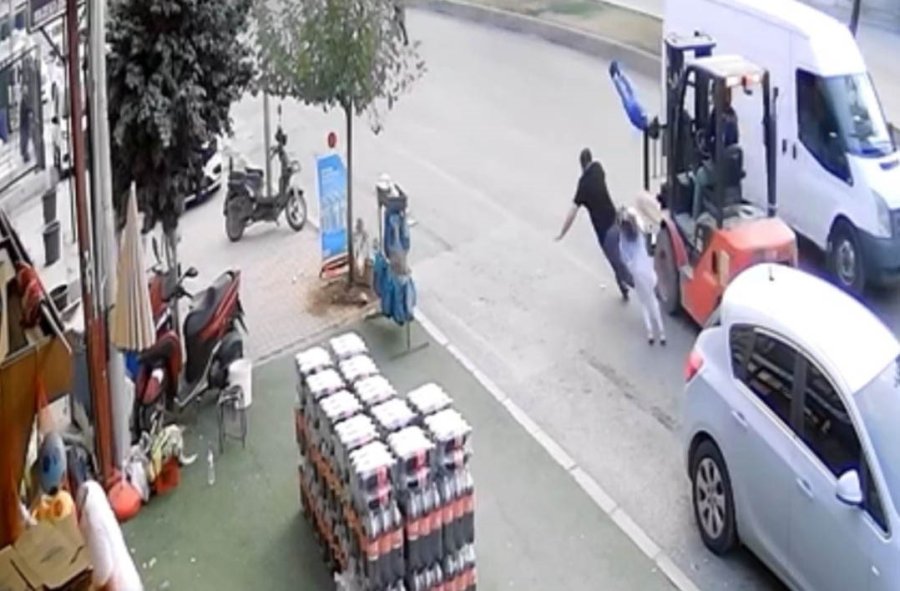 Ters Şeritten Gelen Forklift Baba Ve Çocuklarına Çarptı