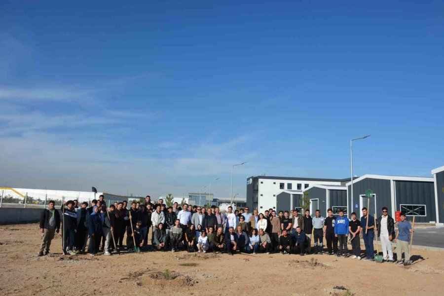 Neü, İki Farklı Etkinlikle Şehitlerin Hatırasını Yeşertti