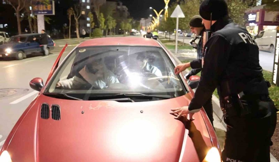 Polisten Kaçmak İsteyen 15 Yaşındaki Sürücü Böyle Yakalandı