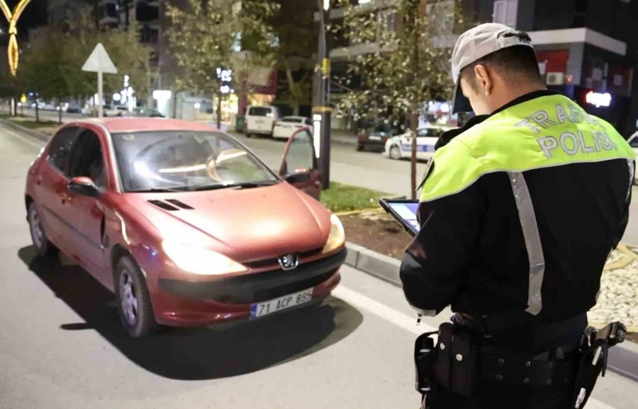 Polisten Kaçmak İsteyen 15 Yaşındaki Sürücü Böyle Yakalandı