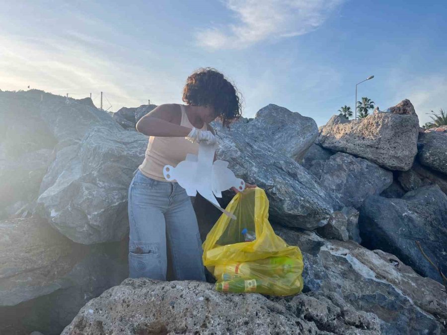 Alanya’da 17 Yıllık Türkçe Öğretmeni, Sahile İnerek Poşet Poşet Çöp Toplayıp Sosyal Medyada Paylaşıyor