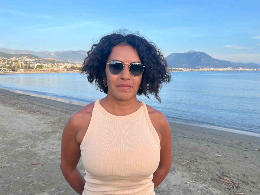 Alanya’da 17 Yıllık Türkçe Öğretmeni, Sahile İnerek Poşet Poşet Çöp Toplayıp Sosyal Medyada Paylaşıyor