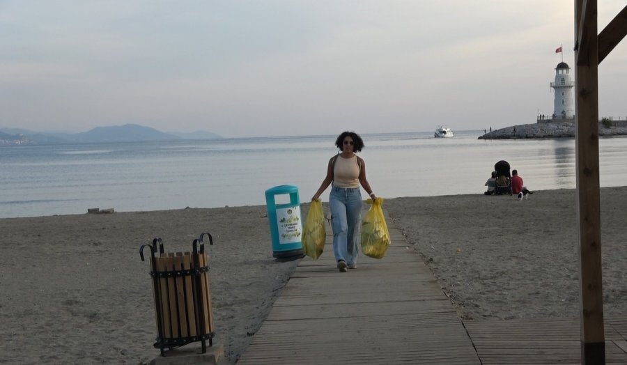 Alanya’da 17 Yıllık Türkçe Öğretmeni, Sahile İnerek Poşet Poşet Çöp Toplayıp Sosyal Medyada Paylaşıyor