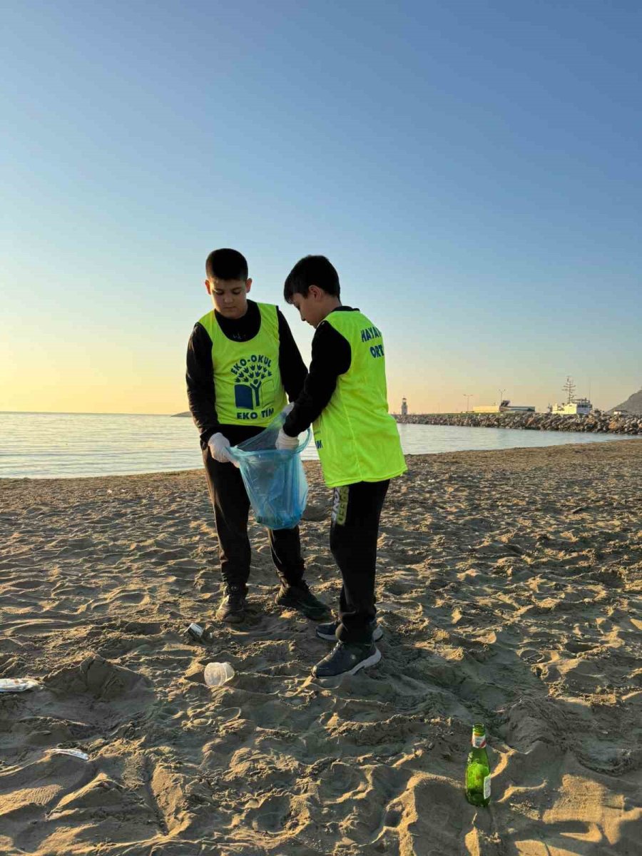 Alanya’da 17 Yıllık Türkçe Öğretmeni, Sahile İnerek Poşet Poşet Çöp Toplayıp Sosyal Medyada Paylaşıyor