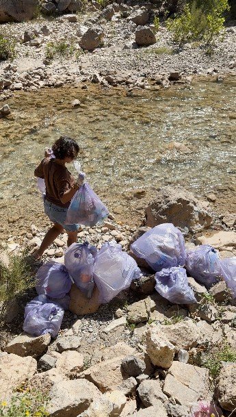 Alanya’da 17 Yıllık Türkçe Öğretmeni, Sahile İnerek Poşet Poşet Çöp Toplayıp Sosyal Medyada Paylaşıyor