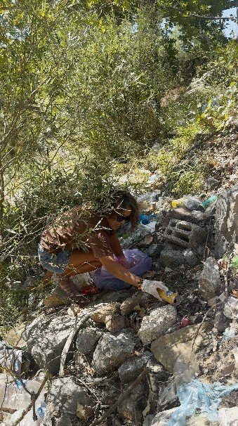 Alanya’da 17 Yıllık Türkçe Öğretmeni, Sahile İnerek Poşet Poşet Çöp Toplayıp Sosyal Medyada Paylaşıyor