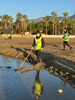 Alanya’da 17 Yıllık Türkçe Öğretmeni, Sahile İnerek Poşet Poşet Çöp Toplayıp Sosyal Medyada Paylaşıyor