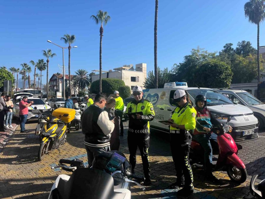 Alanya’da Motosiklet Sürücülerine Ücretsiz Kask Dağıtıldı
