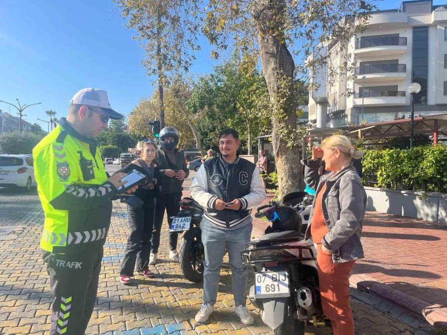 Alanya’da Motosiklet Sürücülerine Ücretsiz Kask Dağıtıldı