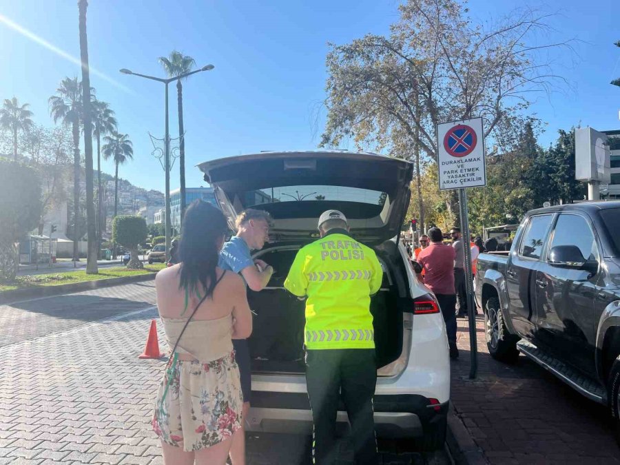 Alanya’da Motosiklet Sürücülerine Ücretsiz Kask Dağıtıldı