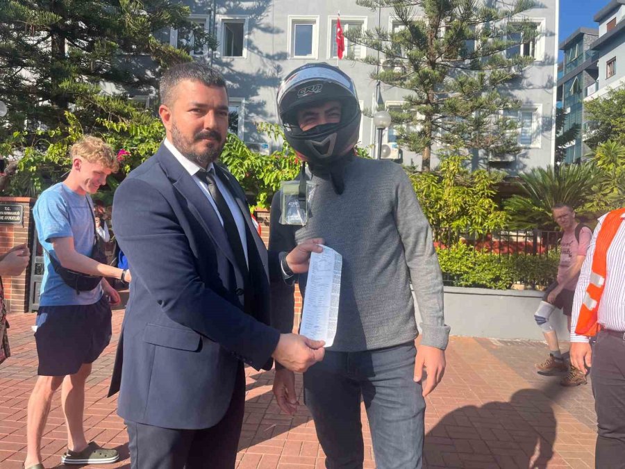 Alanya’da Motosiklet Sürücülerine Ücretsiz Kask Dağıtıldı