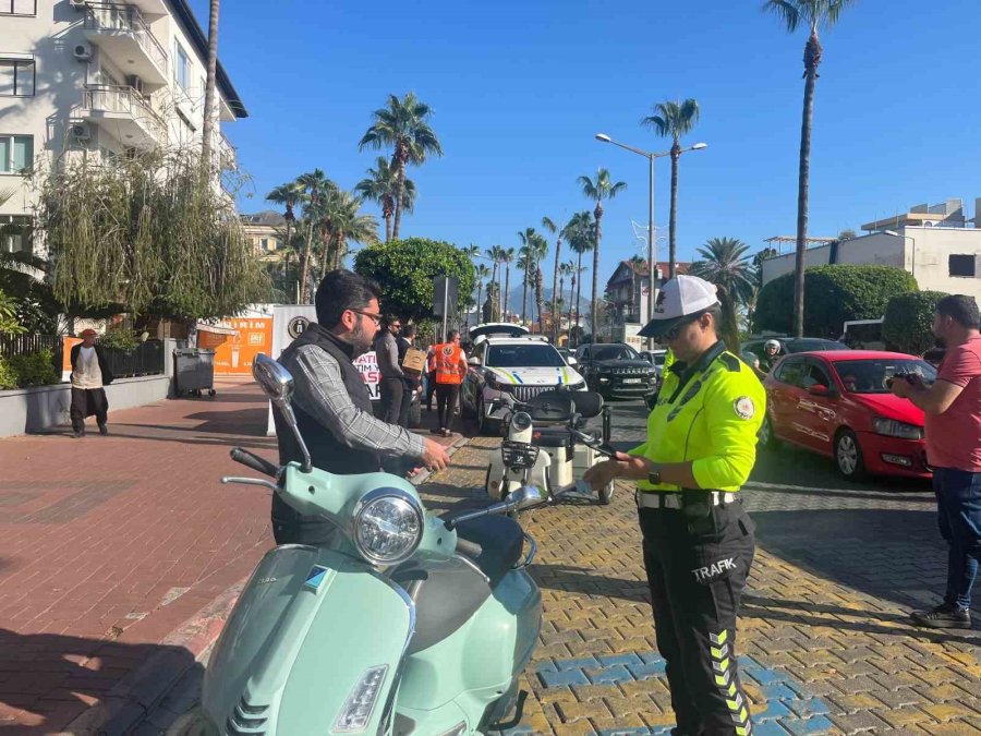Alanya’da Motosiklet Sürücülerine Ücretsiz Kask Dağıtıldı
