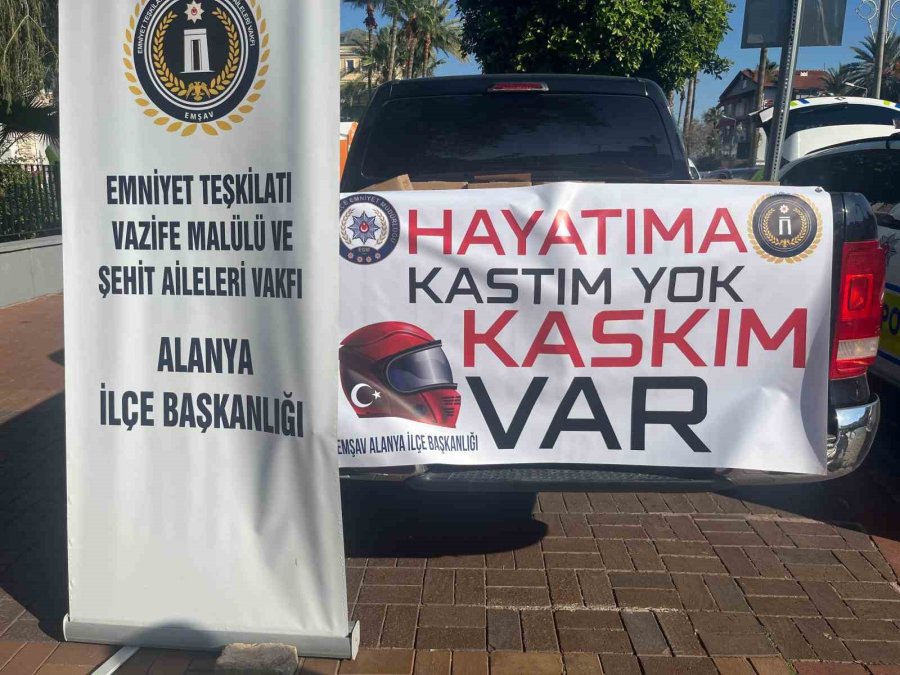 Alanya’da Motosiklet Sürücülerine Ücretsiz Kask Dağıtıldı