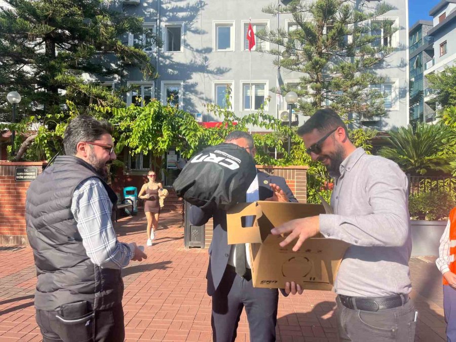 Alanya’da Motosiklet Sürücülerine Ücretsiz Kask Dağıtıldı