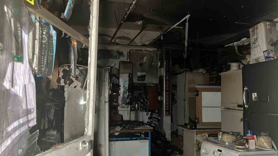 Alanya’da Beyaz Eşya Tamir Dükkanında Çıkan Yangın Korkuttu