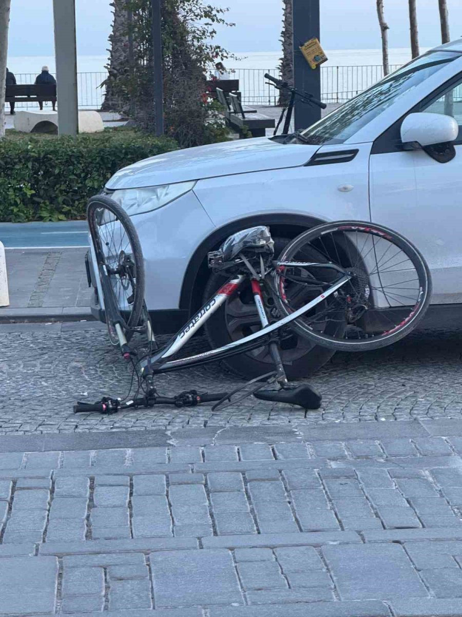 Yolun Karşısına Geçmek İsteyen Bisikletliye Otomobil Çarptı: 1 Yaralı