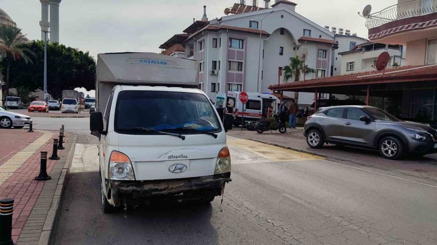 Kamyonetle Çarpışan Motorlu Bisikletin Sürücüsü Yaralandı
