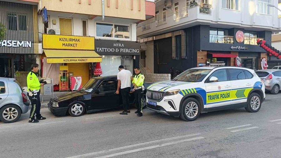 Yüksek Sesli Müzik Yayını Aday Sürücüyü Hem Aracından Hem De Ehliyetten Etti