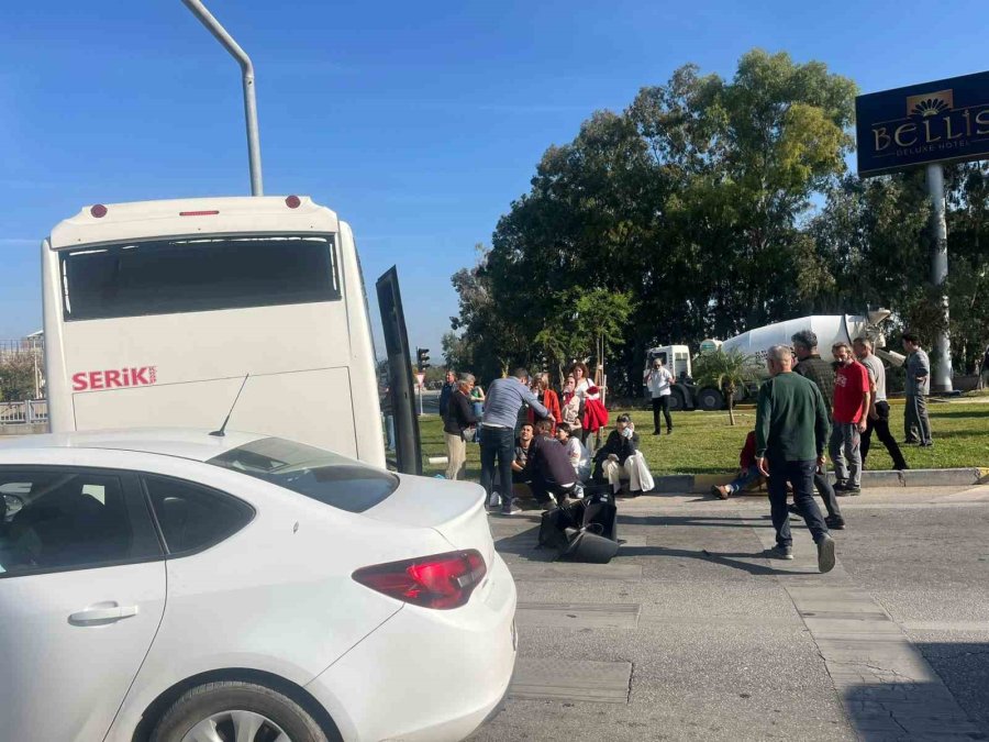 Antalya’da Yolcu Midibüsü İle Otomobil Çarpıştı: 4 Yaralı