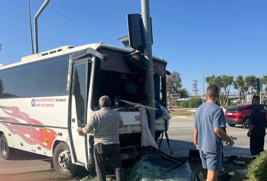 Antalya’da Yolcu Midibüsü İle Otomobil Çarpıştı: 4 Yaralı