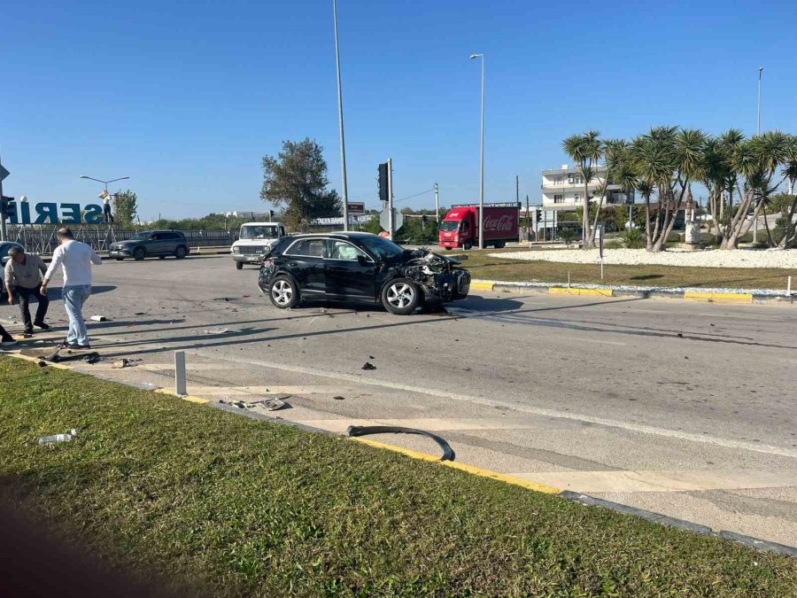 Antalya’da Yolcu Midibüsü İle Otomobil Çarpıştı: 4 Yaralı