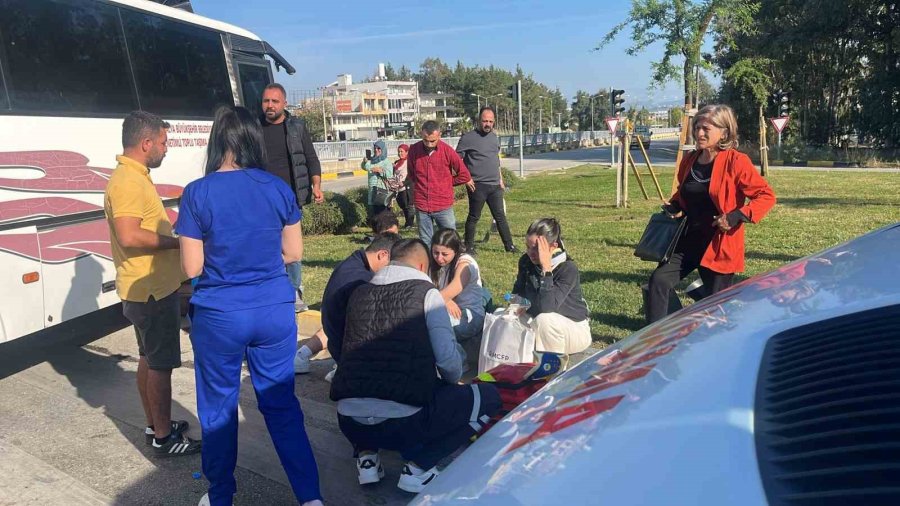 Antalya’da Yolcu Midibüsü İle Otomobil Çarpıştı: 4 Yaralı