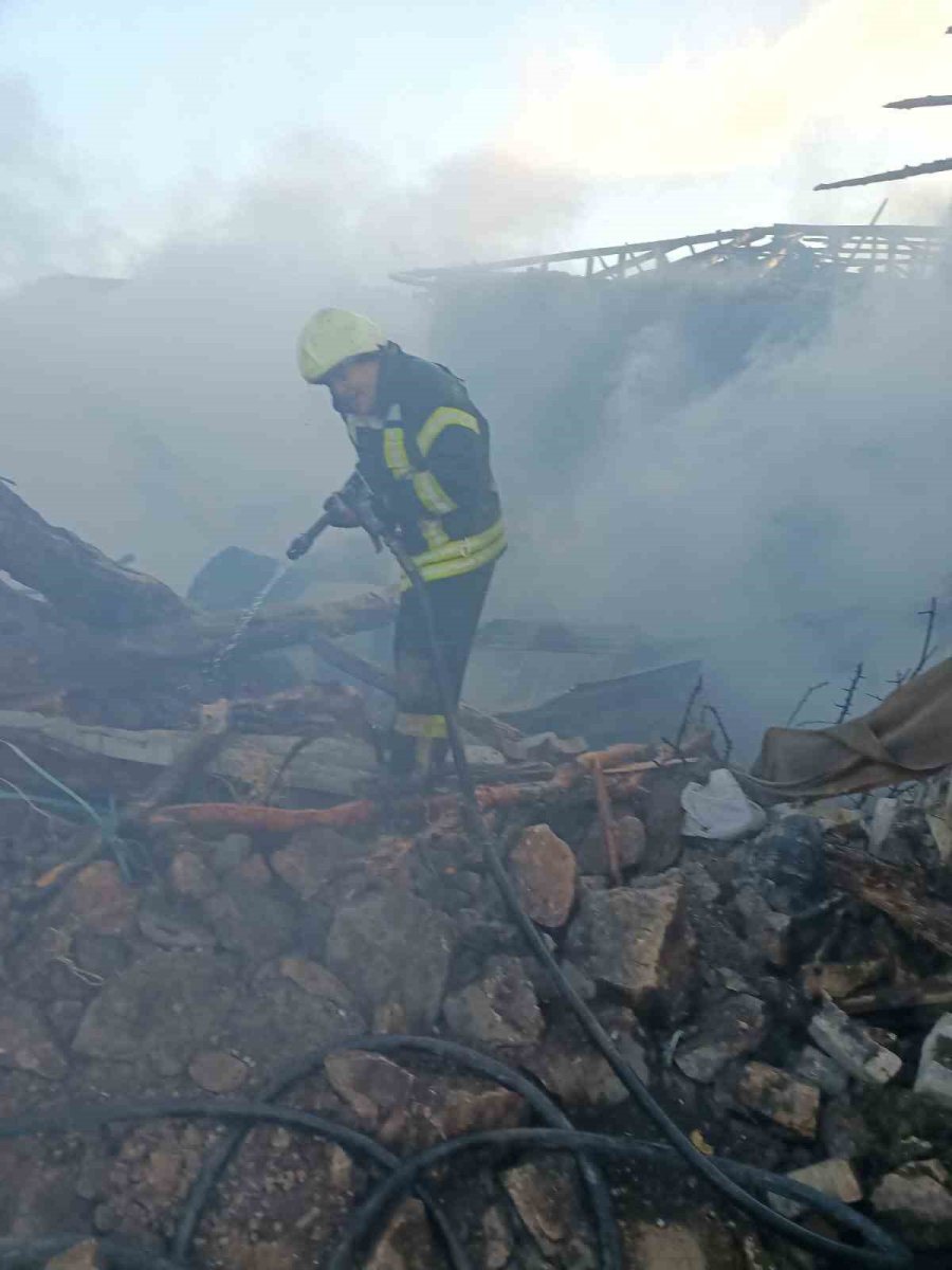 Ahırda Başlayan Yangın İki Eve Sıçradı