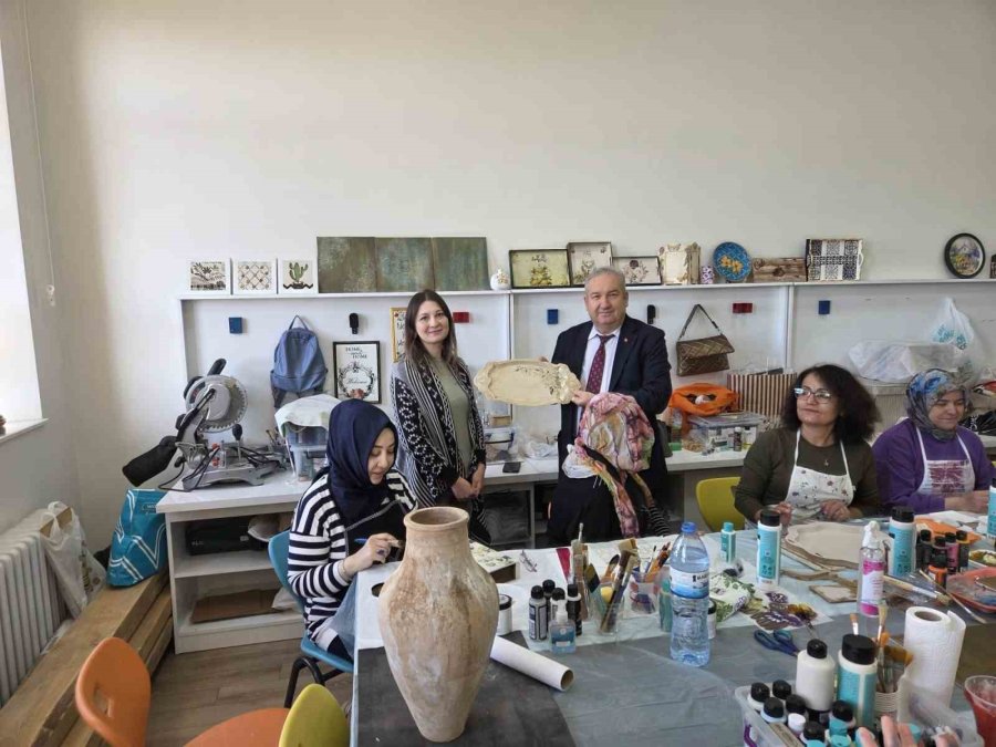 Ahşap Boyama Kursunda El Becerileri Gelişiyor