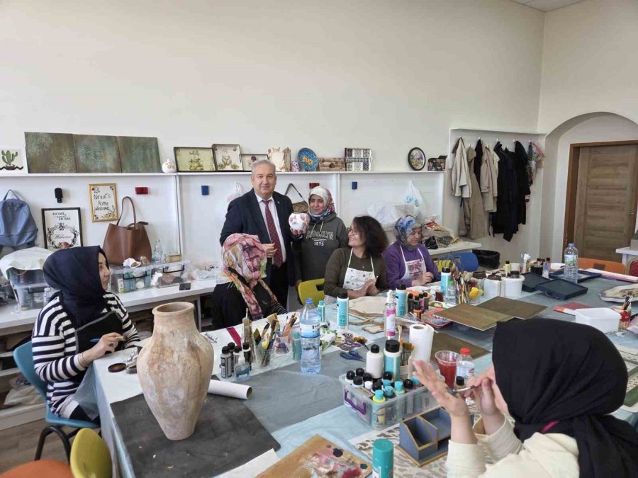 Ahşap Boyama Kursunda El Becerileri Gelişiyor