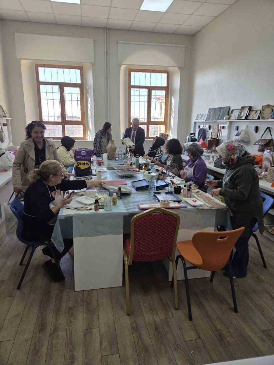 Ahşap Boyama Kursunda El Becerileri Gelişiyor