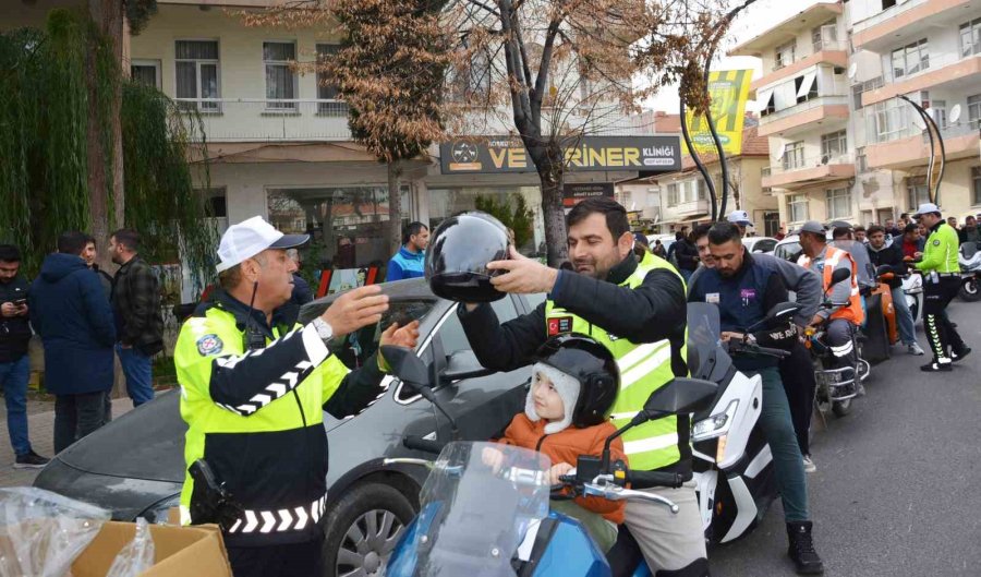 Korkuteli İlçesinde Motosiklet Sürücülerine Kask Dağıtıldı
