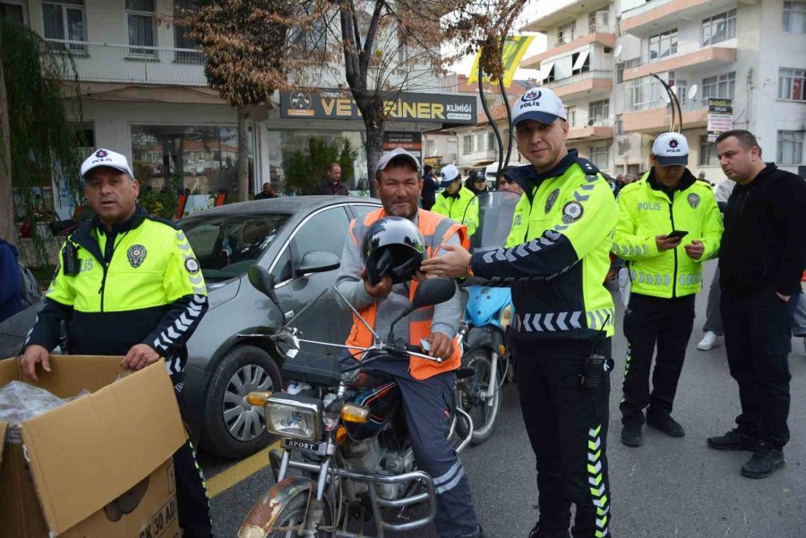 Korkuteli İlçesinde Motosiklet Sürücülerine Kask Dağıtıldı