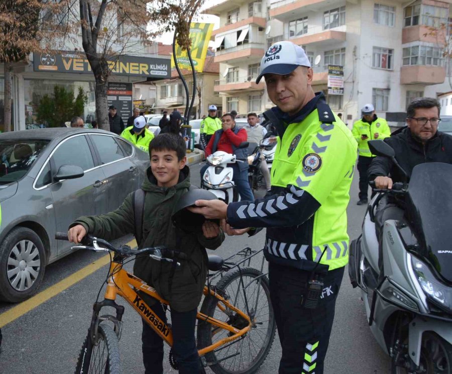 Korkuteli İlçesinde Motosiklet Sürücülerine Kask Dağıtıldı