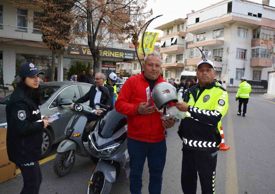 Korkuteli İlçesinde Motosiklet Sürücülerine Kask Dağıtıldı