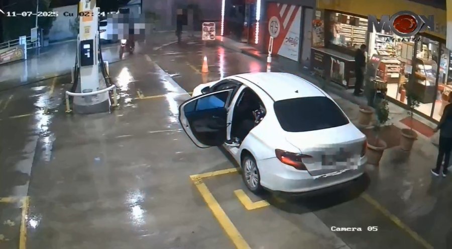 Antalya’da Motosikletle Gelip İş Yerine Kurşun Yağdırdılar: O Anlar Kamerada