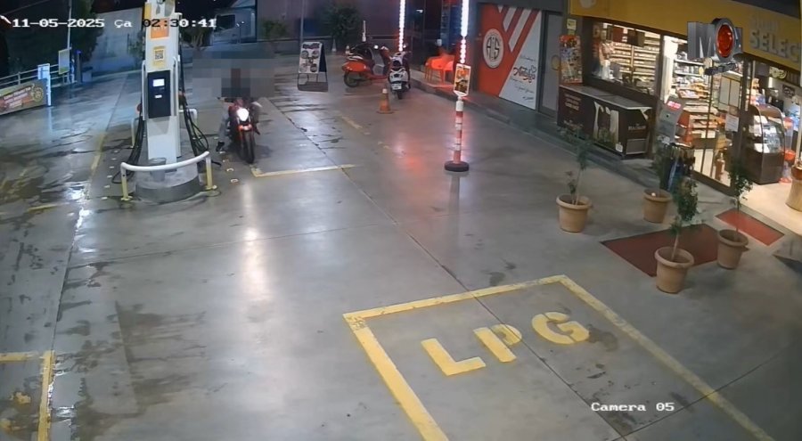 Antalya’da Motosikletle Gelip İş Yerine Kurşun Yağdırdılar: O Anlar Kamerada