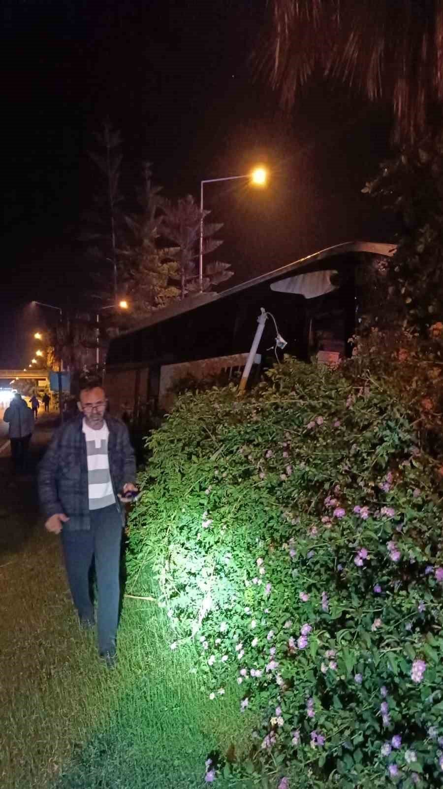 Antalya’da Yolcu Otobüsü Refüjdeki Ağaç Ve Aydınlatma Direğine Çarptı: 3 Yaralı