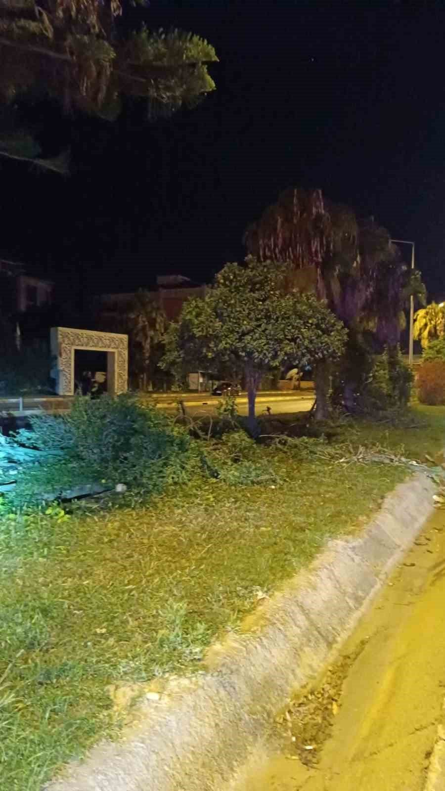 Antalya’da Yolcu Otobüsü Refüjdeki Ağaç Ve Aydınlatma Direğine Çarptı: 3 Yaralı