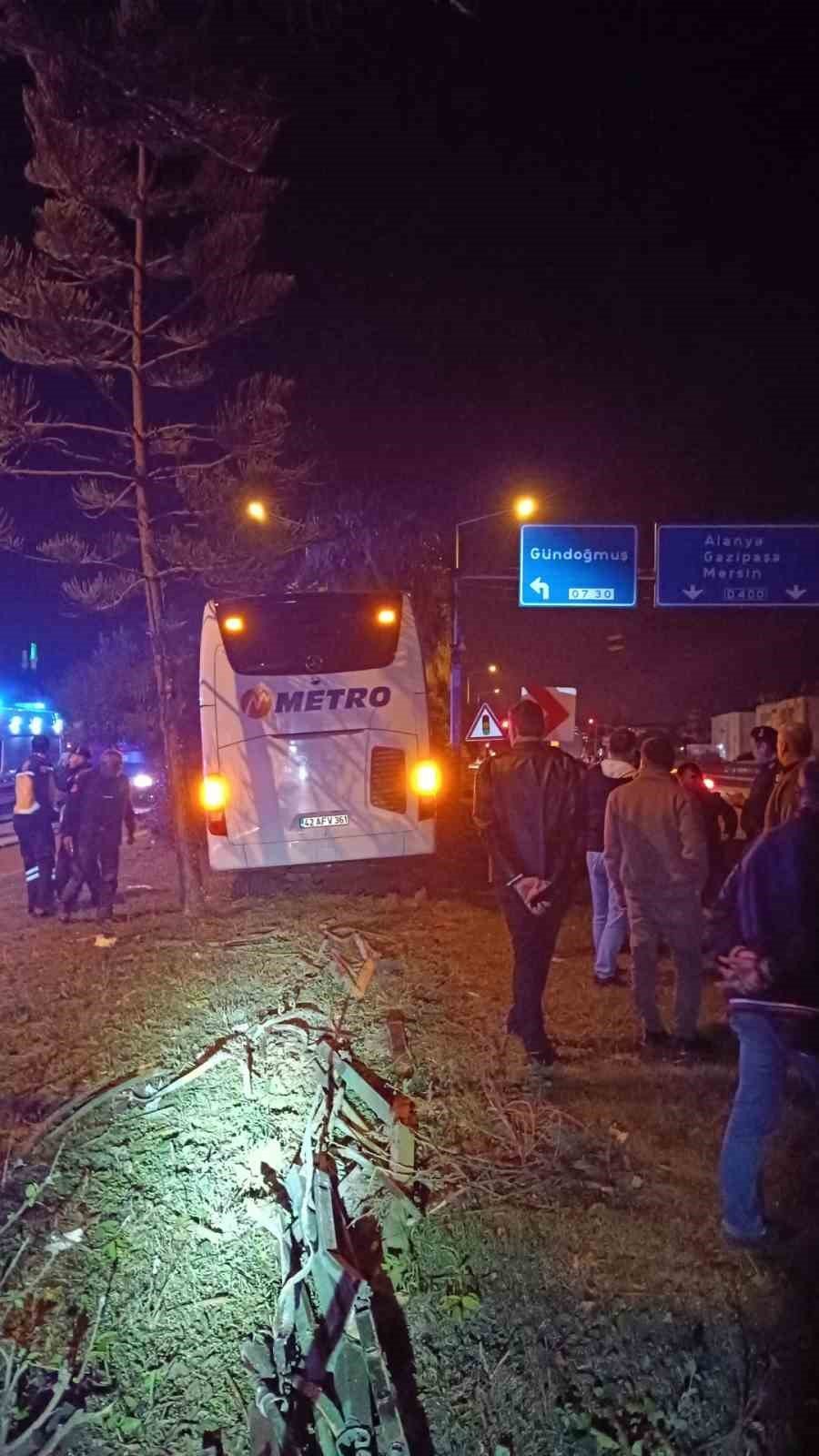 Antalya’da Yolcu Otobüsü Refüjdeki Ağaç Ve Aydınlatma Direğine Çarptı: 3 Yaralı