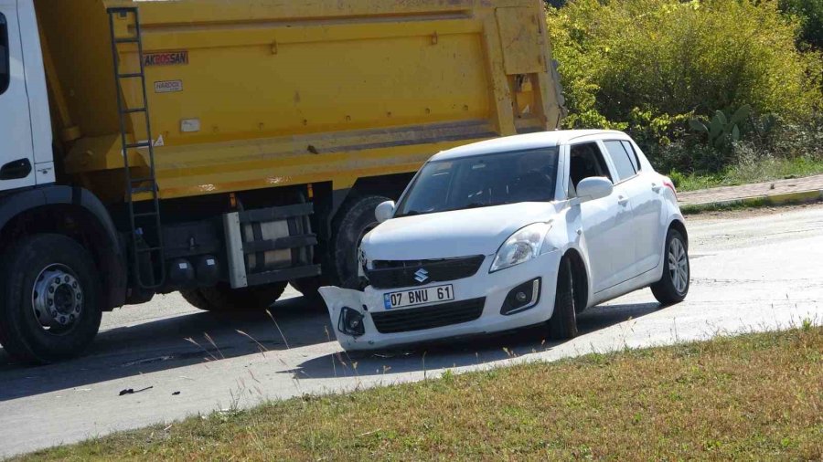 Manavgat’ta İki Otomobilin Kavşakta Çarpışması Kameraya Yansıdı