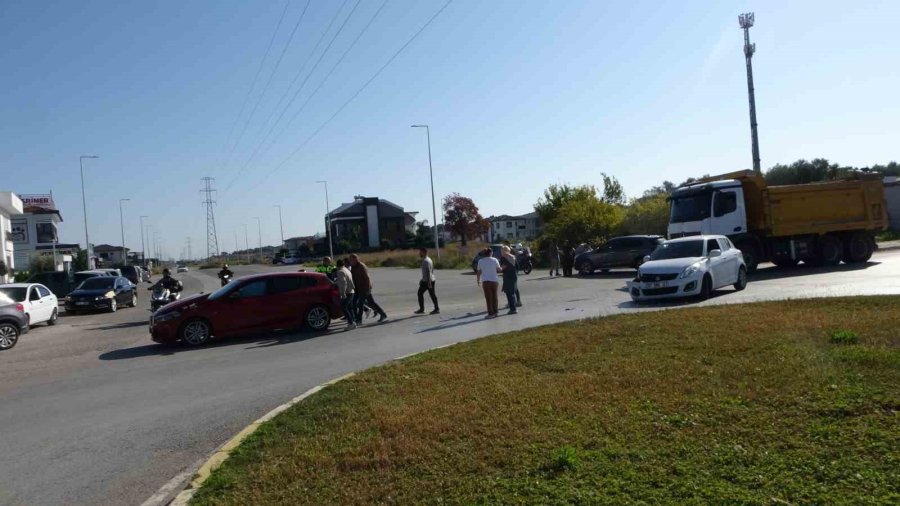 Manavgat’ta İki Otomobilin Kavşakta Çarpışması Kameraya Yansıdı